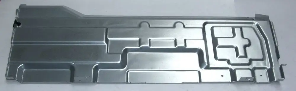 Segmentierte Metallplatte in silberner Ausführung, möglicherweise für ein Daikin-Gerät, mit klaren Konturen und Aussparungen.